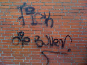 Juni 2013 - unser erstes Grafitti auf dem Gelände. Künstlerisch noch mit Raum nach oben aber mit sozio-politischer Aussage. Wie lange das wohl da bleibt? - Copyright des Fotos: Gero Pflaum