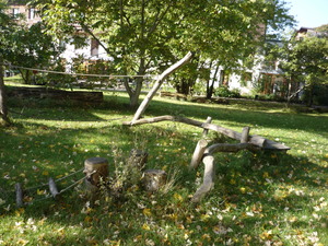 Teil des Dorfplatzes (inoffiziell "Obstwiese" genannt) mit Spielgeräten. - Copyright des Fotos: Silvia Saß