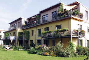 Sanierter Altbau. Balkon dran, Garten drum, Staffelgeschoss drauf - fertig ist die Laube.