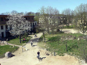 Der Dorfplatz, als die Wege gerade gepflastert wurden.