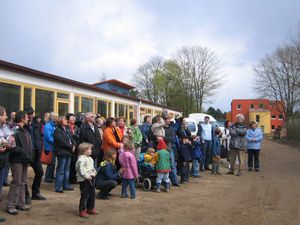 Bei einem Richtfest. Standort und Blickrichtung lassen das Haus Morgentau vermuten. - Copyright des Fotos: Udo Lembke